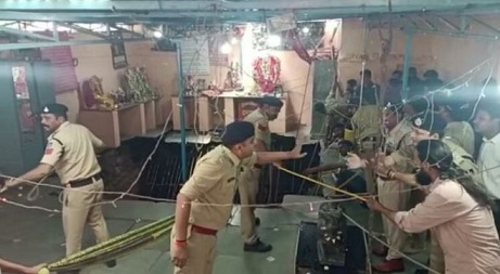 BIG BREAKING NEWS : रामनवमी के दिन मंदिर में हुआ बड़ा हादसा, बावड़ी में गिरे कई श्रद्धालु, मंदिर में अफरा-तफरी….देखे Video…