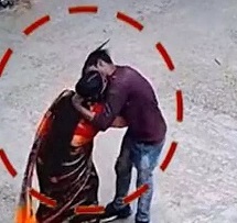 बीच सड़क पर युवक ने जबरदस्ती महिला को किया KISS, देखें LIVE VIDEO…