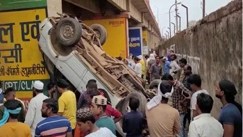 Big Breaking Accident : पुल से नीचे गिरी तेज रफ्तार कार, मची चीख-पुकार…..