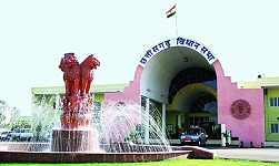 CG VIDHANSABHA : सदन में उठा विधायकों को विधानसभा आने से रोकने का मुद्दा, विपक्ष ने किया जमकर हंगामा, विस अध्यक्ष ने गृह मंत्री को दिए यह निर्देश 