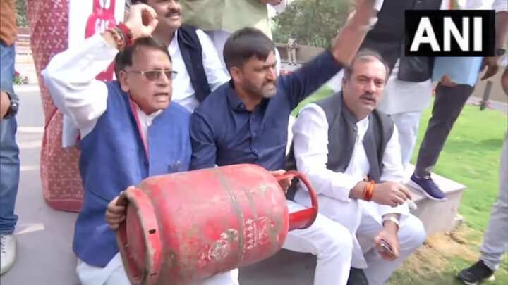 Breaking News : विधानसभा के बाहर,LPG सिलेंडरों की कीमतों में बढ़ोतरी के खिलाफ विरोध प्रदर्शन