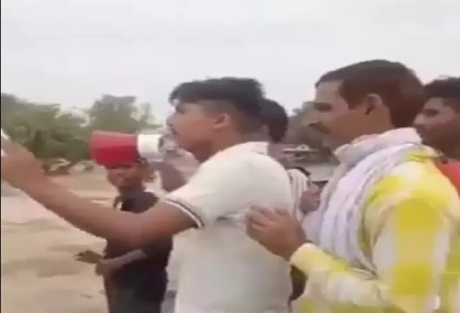 Viral Video : बच्चों को एग्जाम में पास कराने के लिए पेरेंट्स ने अपनाई ऐसी तकनीक, वीडियो देख पकड़ लेंगे अपना सिर….