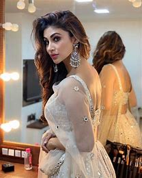 Mouni Roy: ब्रालेट पहनकर खुलेआम सड़क पर डांस करती दिखीं मौनी, लोग बोले- क्या यही है देश की संस्कृति?