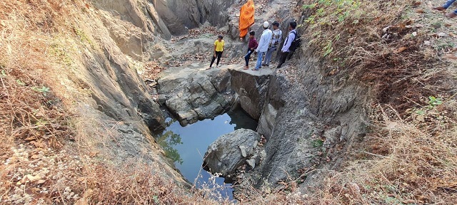 मंदिर के बैगा के द्वारा 400 फीट पहाड़ी ऊपर 25 से 30 फीट चट्टान फोड़ निकाला पानी