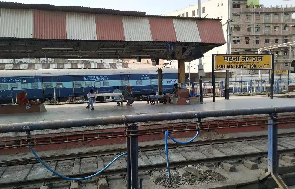 Railway station पर तीन मिनट तक चला पॉर्न वीडियो, मचा हड़कंप….