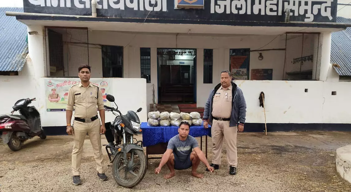 Mahasamund : 1 लाख का गांजा बाइक सवार से जब्त, घेराबंदी के दौरान पुलिस को मिली सफलता….