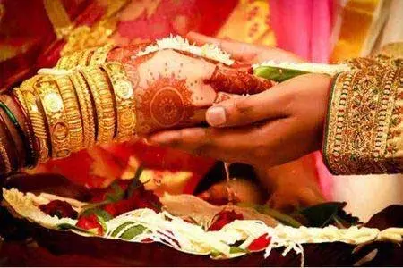 Inter-caste marriage के लिए कपल पर 6 लाख का जुर्माना, परिवार का बहिष्कार