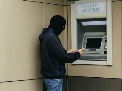 ATM Card बंद करने का कहकर स्वास्थ्यकर्मी के बैंक खाते से गायब किए 18 हजार रुपये