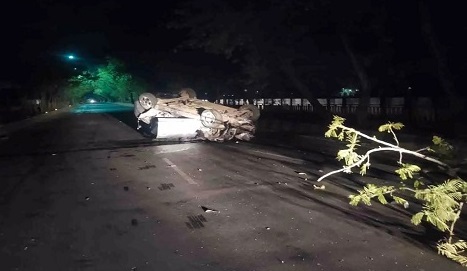 Accident News : तेज रफ़्तार कार डिवाइडर से टकराई, 2 की मौत, 4 घायल….