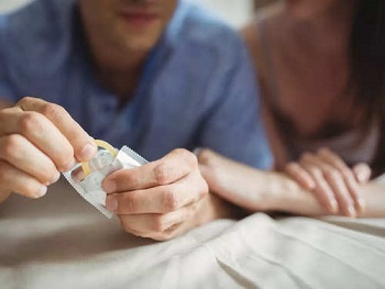 अगर आप भी SEX करते समय Condom का करते है इस्तेमाल, तो हो जाए सावधान…जाने Side Effect of Condom…