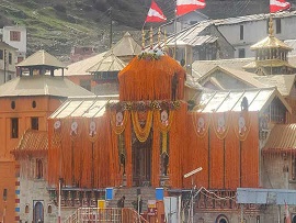 Badrinath Temple: जय बद्री : बारिश और बर्फबारी के बीच कपाट खुले, 15 क्विंटल गेंदे के फूलों से सजाया मंदिर, देखें Video…