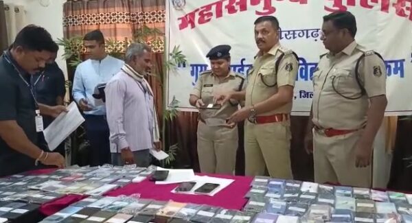 Mahasamund Crime : 50 लाख के गुम मोबाइल को साइबर सेल ने खोज निकाला, फ़ोन पाकर खील उठे लोगों के चेहरे