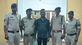 Janjgir Crime : अवैध कबाड़ियों पर पुलिस की रेड, आरोपी से 3 लोहे का एंगल, 2 बंडल कटीले तार एवं लोहे टीना का कबाड़ जप्त