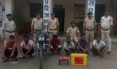 Surajpur Crime : बैट्री चोरी मामले में 6 आरोपी गिरफ्तार, 2 बैट्री व घटना में प्रयुक्त मोटर सायकल जप्त