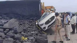 CG Accident News : कोयला से भरा ट्रक कार के उपर गिरने से एक की दर्दनाक मौत, सवार थे तीन लोग….