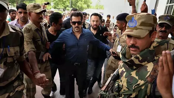 Salman Khan: मिल रही धमकियों के कारण एक्टर सलमान खान ने खरीदी बुलेट प्रूफ SUV, जानें खासियत