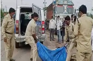 Accident Breaking : ट्रेलर की चपेट में आई स्कूटी….एक की मौके पर दर्दनाक मौत….