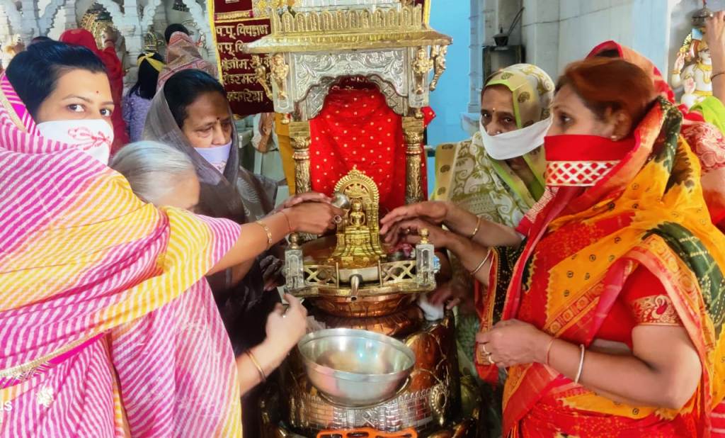 सीमंधर स्वामी जैन मंदिर व चमत्कारी दादाबाड़ी में सोने-चांदी के वर्क व दिव्य औषधियों से 18 अभिषेक महापूजन