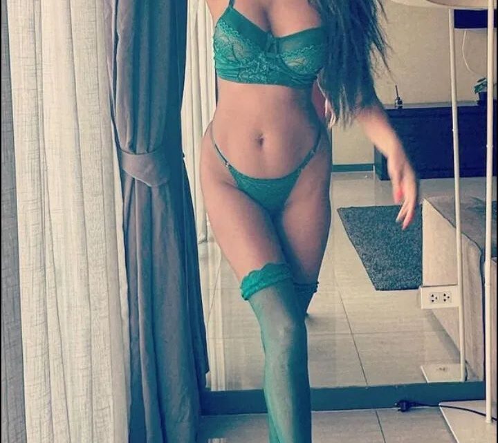 Poonam Pandey Photos: पूनम पांडे की इन तस्वीरों को देख थम जाएंगी सांसें, बिकिनी लुक में वायरल हुई फोटोज