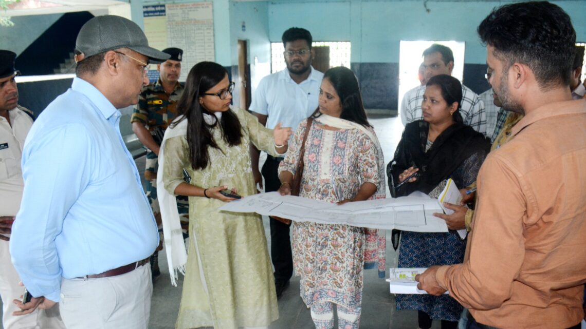 कलेक्टर और एसपी ने प्रस्तावित स्ट्रांग रूम का निरीक्षण दिए आवश्यक दिशा निर्देश