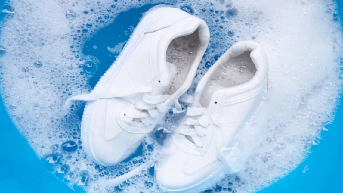 Clean White Shoes: इन आसान तरीकों से चमकाएं अपने सफेद जूते, लगेंगे बिल्कुल नए