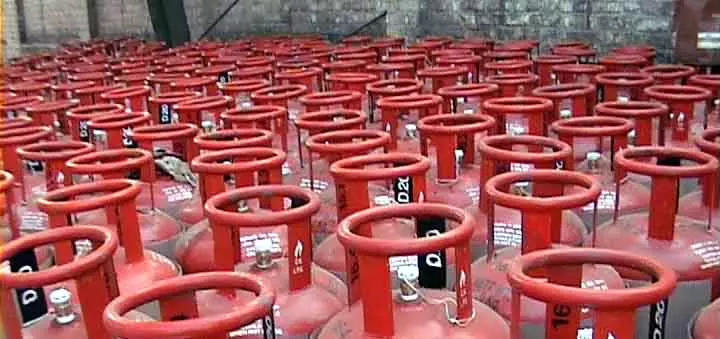 Breaking News : LPG सिलेंडर 171 रुपये सस्ता हुआ….