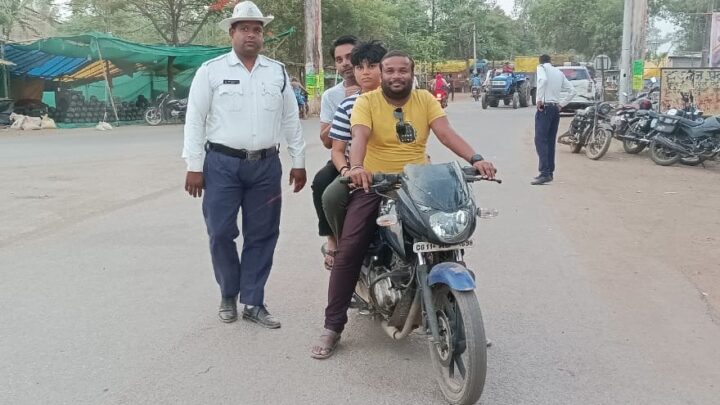 यातायात नियमों का उल्लंघन करने वालों पर की जा रही लगातार मोटरयान अधिनियम के तहत कार्यवाही