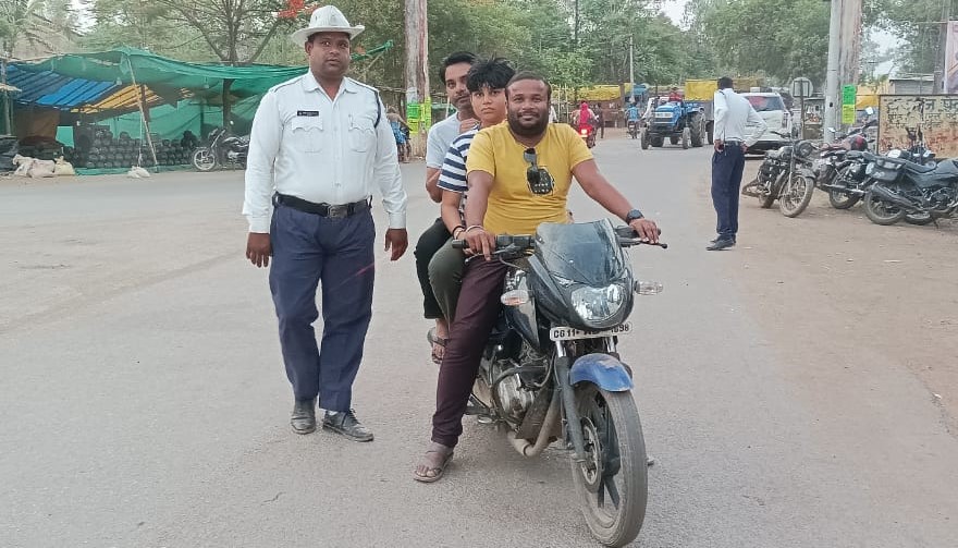 यातायात नियमों का उल्लंघन करने वालों पर की जा रही लगातार मोटरयान अधिनियम के तहत कार्यवाही