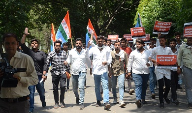 NSUI ने गंगाजल छींट कर किया विश्विद्यालय का शुद्धीकरण छात्रहित में परीक्षाओं की तिथि को आगे बढ़ाने का किया माँग