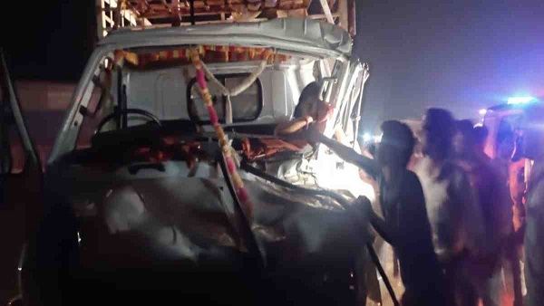 Mahasamund Accident : माल वाहक गाड़ी ट्रक से टकराई, 13 गंभीर