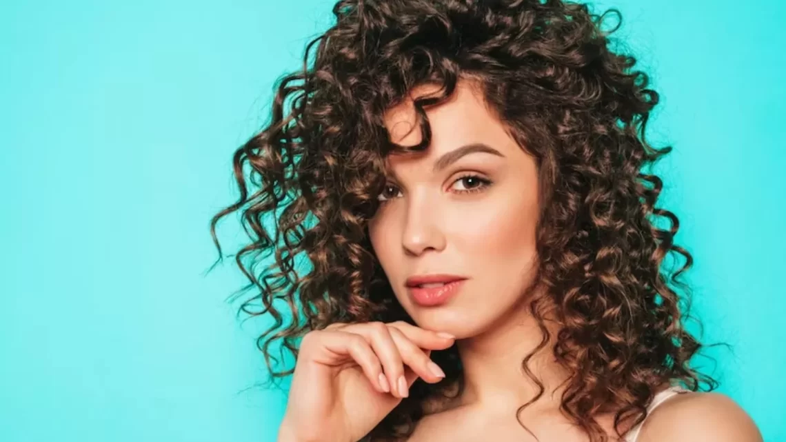 Curly Hair Care: घुंघराले बाल खो रहे हैं अपना आकर्षण, तो उनकी देखभाल के लिए अपनाएं ये टिप्स