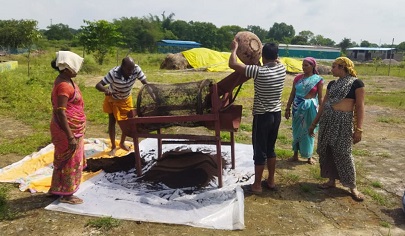 गोपालपुर गौठान से बदल गई गंगा मैया समूह की महिलाओं की किस्मत