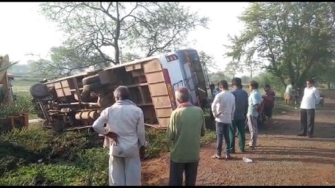 CG BREAKING : बेटी के ससुराल से वापस लौटते वक्‍त हादसा, बस अनियंत्रित होकर पलटी, 15 घायल, एक गंभीर