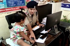 पुलिस की ड्यूटी और मां का कर्तव्य एक साथ निभा रही हैं SI प्रीति सिंह, डेढ़ साल की बेटी को साथ लेकर आती है थाने