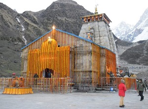 बारिश और बर्फबारी ने रोकी Kedarnath Yatra की रफ्तार, रास्तों पर अटके यात्री…