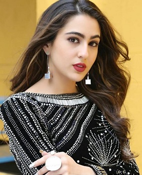 Sara Ali Khan : कार नहीं आई तो ऑटो में बैठकर घर के लिए निकल पड़ीं सारा अली खान, Video Viral….