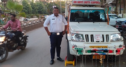 यातायात नियमों का उल्लंघन करने वाले वाहन चालकों पर की जा रही लगातार कार्यवाही