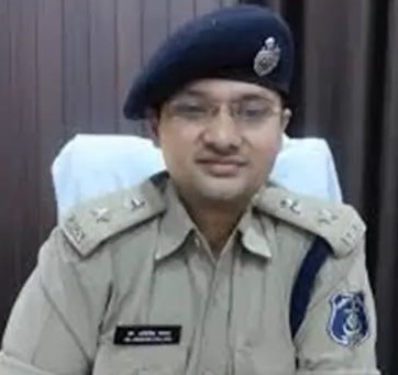 दुर्ग SP Abhishek Pallav ने टॉपर बेटी को दिया बड़ा तोहफा, हत्या के जुर्म में जेल में बंद है पिता इधर बेटी ने जिले में किया टॉप.… अब जेल में ही पिता ने.…