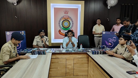 Bilaspur Police द्वारा गुम हुये 160 मोबाईल किमती लगभग 21 लाख रूपये बरामद कर संबंधीतो को सौपने चलाया अर्पण अभियान