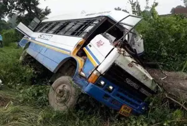 Breaking Accident : ड्राइवर को आई नींद की झपकी, खाई में गिरी बस….