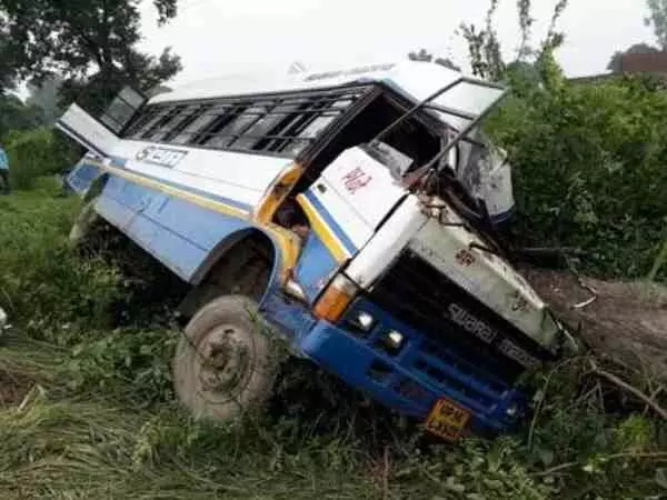 Breaking Accident : ड्राइवर को आई नींद की झपकी, खाई में गिरी बस….