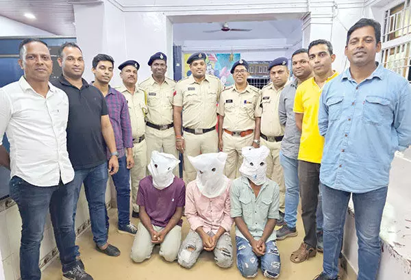 Crime News : मोबाइल फोन की चोरी के आरोप, तीन आरोपी गिरफ्तार