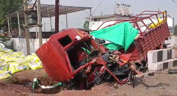 CG Accident : अनियंत्रित होकर गड्ढे में गिरा डंपर वाहन, मौके पर एक की मौत, एक घायल….