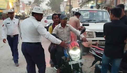 यातायात नियमों का उल्लंघन करने वालों पर की जा रही लगातार मोटरयान अधिनियम के तहत कार्यवाही