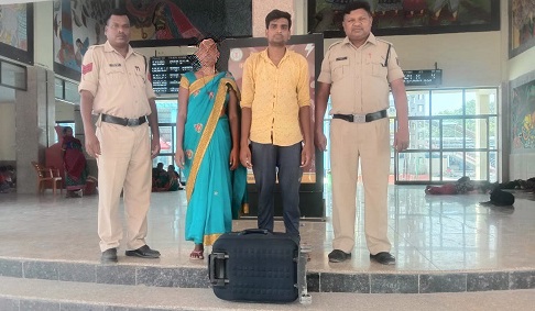 डोंगरगढ़ पुलिस द्वारा शहर में घुम रहे छिंदवाड़ा मध्य प्रदेश कि मानसिक रूप से कमजोर महिला को परिजनो तक पहुचाया गया