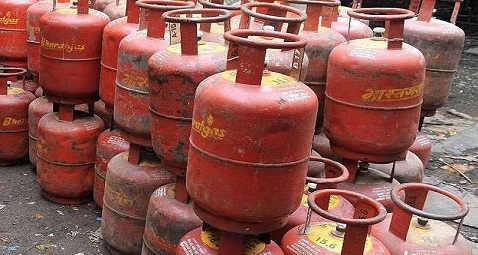 Breaking News : LPG स‍िलेंडर के दामों में आई भारी गिरावट, अब खरीद सकते हैं इतने रुपए में….