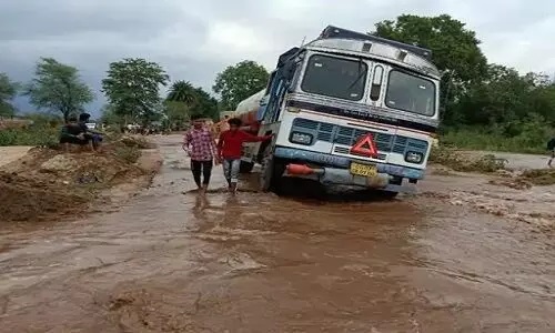 CG BREAKING :  नदी में अचानक आई पानी, बहते-बहते बचा ग्रामीणों से भरा ट्रक