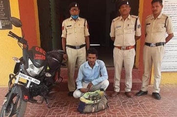 भखारा पुलिस द्वारा घेराबंदी कर अवैध रूप से शराब परिवहन कर बिक्री करते, आरोपी गिरफ्तार