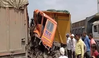 CG Accident : दो ट्रेलर गाड़ियों की आपस में टक्कर, बाल-बाल बचे वाहन चालक