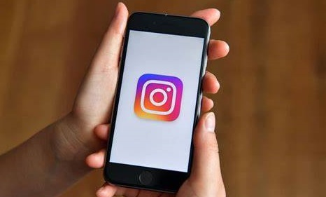 Instagram Reels बनाने के चक्कर में करंट से झुलसा युवक….